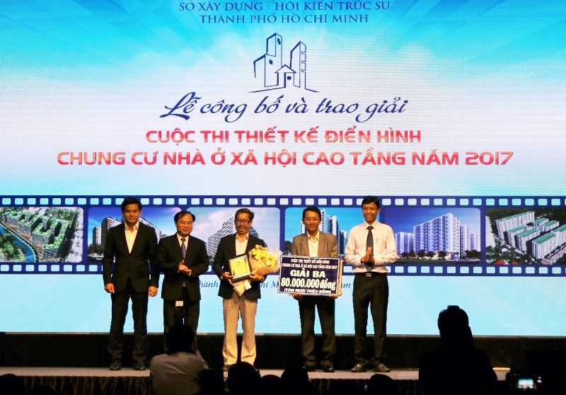 Thứ trưởng Bộ Xây dựng Nguyễn Văn Sinh cùng Cục trưởng Cục Công tác phía Nam Hoàng Hải trao giải ba cho cuộc thi thiết kế điển hình chung cư nhà ở xã hội cao tầng năm 2017