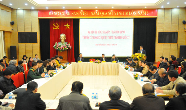 Chủ tịch UBND TP Nguyễn Đức Chung cùng đại biểu HĐND TP (Tổ đại biểu số 2) đã tiếp xúc cử tri sau Kỳ họp thứ 7 HĐND TP khóa XV tại quận Hoàn Kiếm