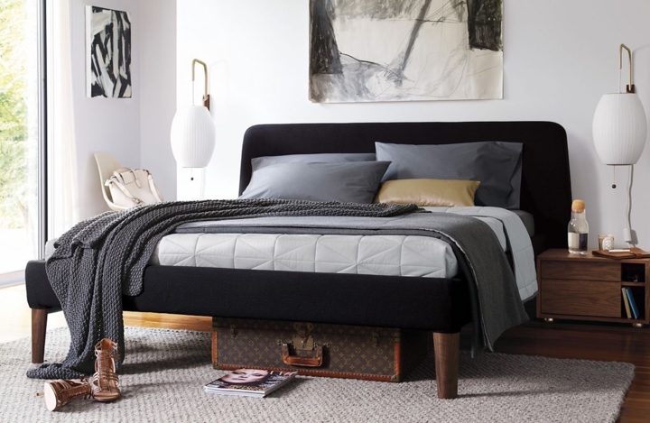 Giường ngủ bọc nệm màu đen tạo điểm nhấn cho những căn phòng màu sắc nhẹ nhàng