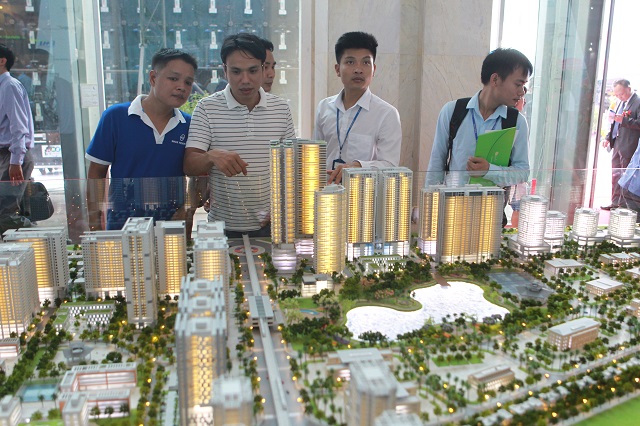 Khách hàng tham khảo thông tin một dự án nhà ở tại hội chợ bất động sản diễn ra Hà Nội. Ảnh: Phạm Hùng
