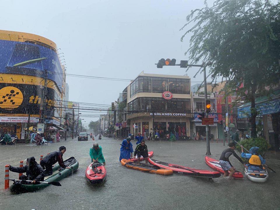 Mưa lớn trong hai ngày 9,10.12 gây ngập chưa từng có, người dân Đà Nẵng di chuyển bằng thuyền trên phố