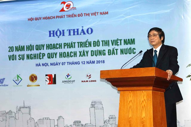 Chủ tịch Hội Quy hoạch phát triển Đô thị Việt Nam Trần Ngọc Chính phát biểu tại Hội thảo