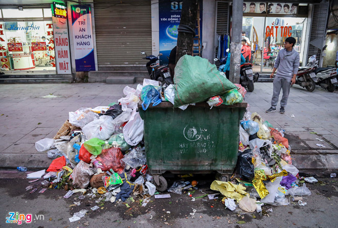 Đường phố Hà Nội ngập trong rác sau khi bãi rác Nam Sơn bị người dân chặn lối vào. Ảnh: Việt Linh.