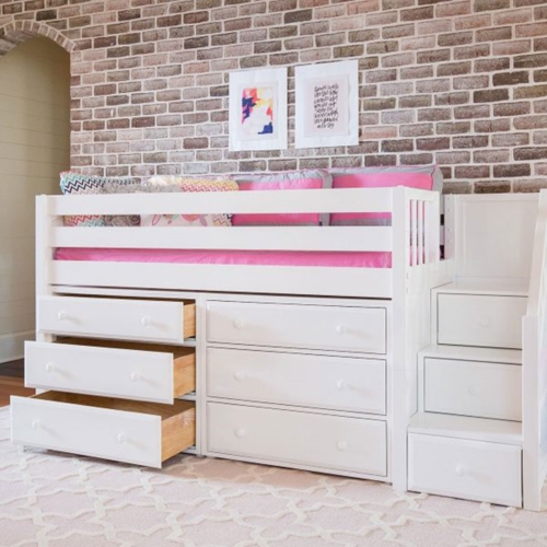 Bên dưới và cầu thang của giường ngủ là những ngăn kéo đựng đồ được quét sơn màu trắng đã tạo nên không gian phòng ngủ của trẻ sáng, sạch sẽ hơn.