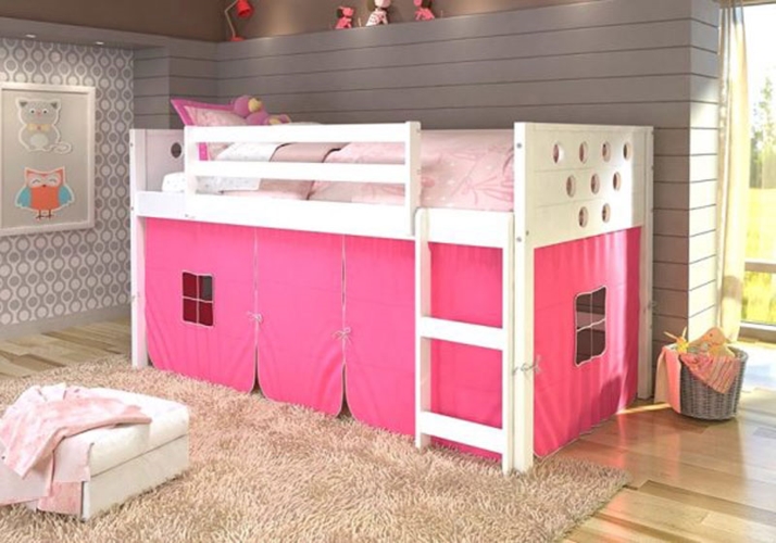 Màu trắng và hồng làm chủ đạo đã khiến cho chiếc giường ngủ trở nên đáng yêu hơn với trẻ nhỏ