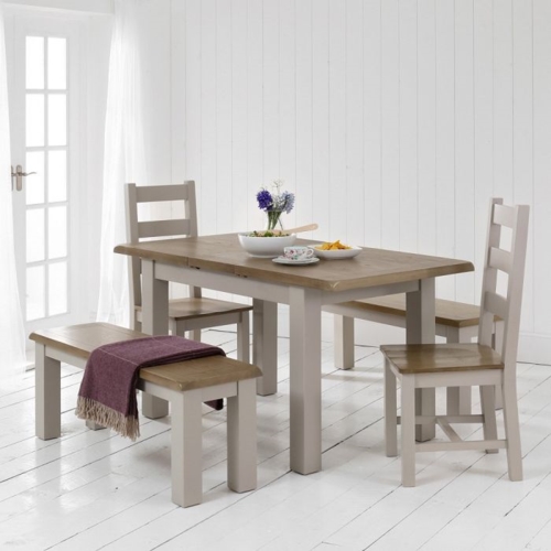 Phòng ăn mang phong cách Rustic thường giống với phong cách Bắc Âu vì cũng sử dụng gỗ, thảm trải sàn và gam màu trắng