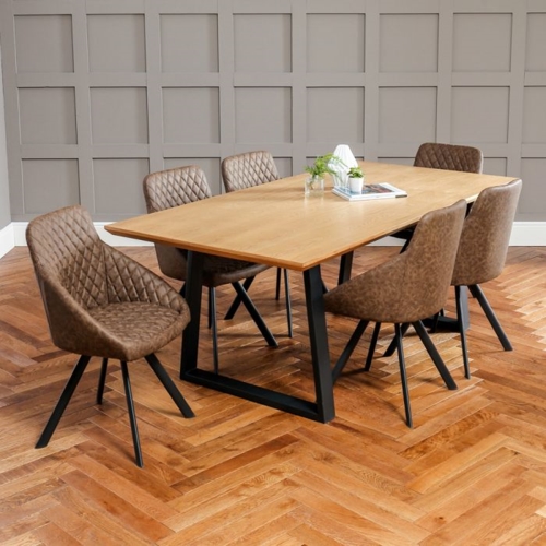 Mặt bàn ăn rộng rãi sử dụng sơn phủ bên ngoài để giữ nguyên màu sắc tự nhiên của gỗ đồng thời tạo độ bóng cho nội thất