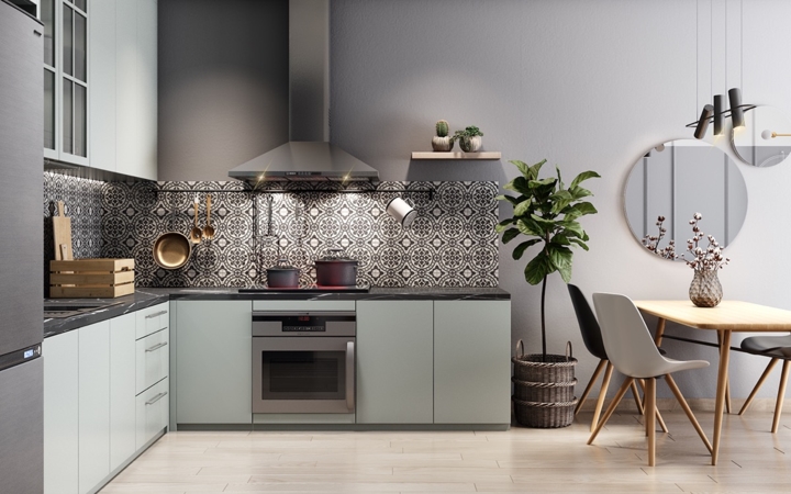 Tủ bếp có màu xám nhạt, dải gạch màu đen phân biệt giữa tủ bếp trên và tủ bếp dưới