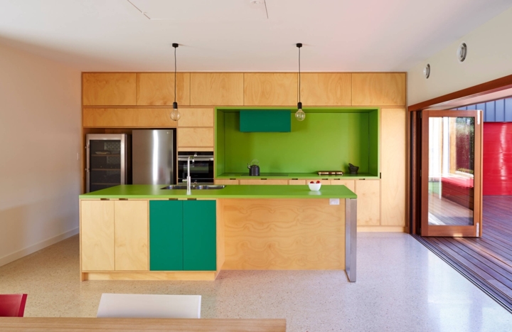Tủ bếp được kết hợp giữa các màu sắc sáng, xanh lá cây
