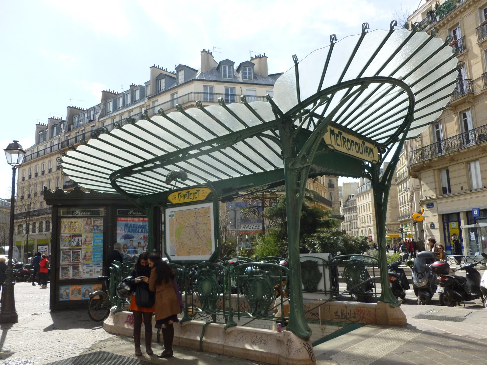 Lối lên xuống ga metro ngầm tại khu vực trung tâm lịch sử TP Paris (CH Pháp)