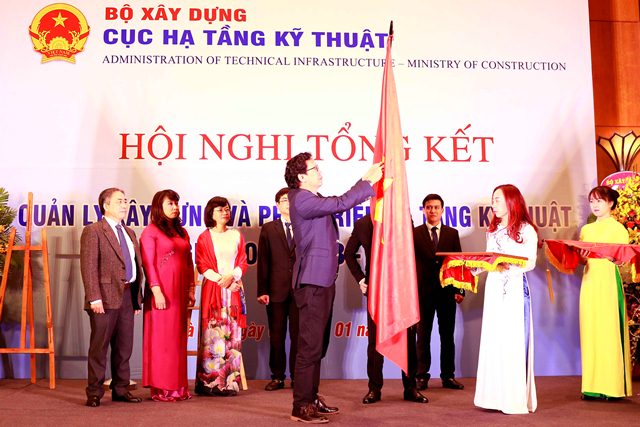 Thừa ủy quyền của Chủ tịch nước, Thứ trưởng Nguyễn Đình Toàn trao Huân chương Lao động Hạng III cho Cục Hạ tầng kỹ thuật