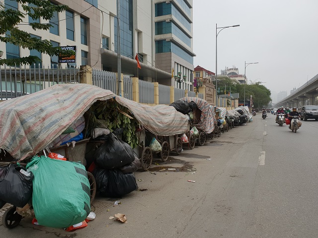 Không chuyển đi được, rác tràn ngập nhiều tuyến đường phố tại các quận Thanh Xuân, Hà Đông, Nam Từ Liêm. Ảnh: Ngọc Hải