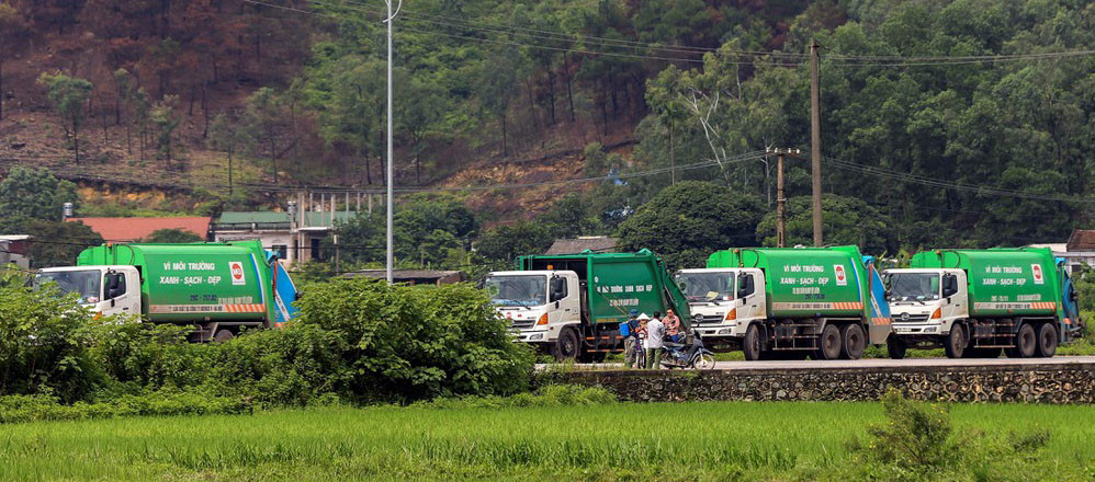 Đoàn xe chở rác bị người dân quanh khu vực bãi rác Nam Sơn chặn. (Ảnh: VOV)