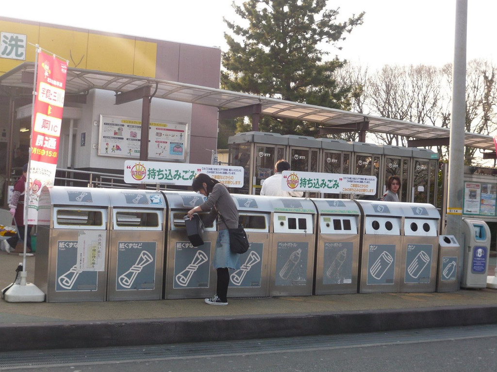 Nhật Bản rất khắt khe việc phân loại rác, người dân sẽ bị phạt tiền nếu cố tình để lẫn các loại rác vào nhau. (Ảnh: ChannelNewsAsia)