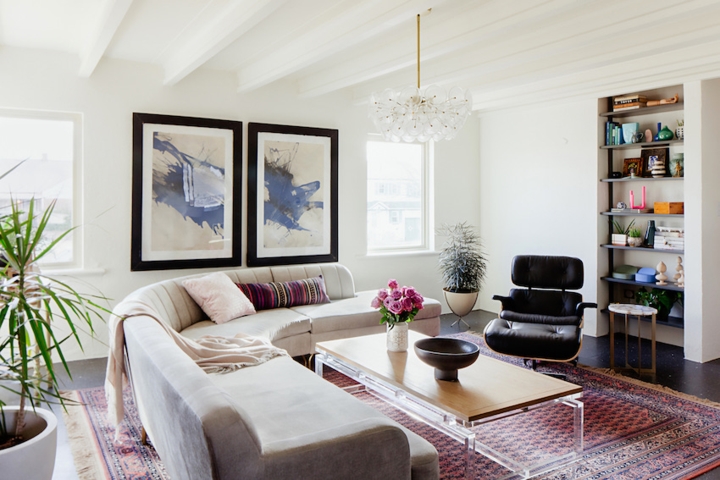Để không gian phòng khách đem lại cảm giác dễ chịu và thoải mái, chủ nhà chọn tông màu trắng sáng làm chủ đạo, thêm các chi tiết trang trí để tạo nên nét cá tính riêng.
