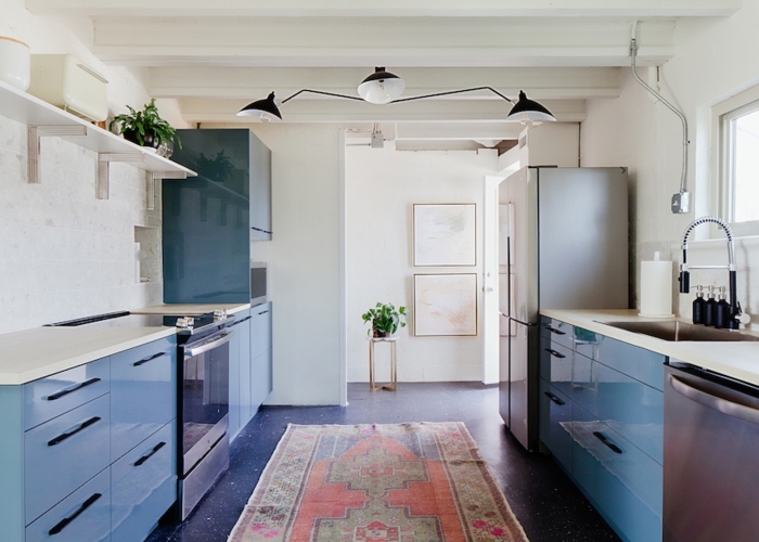 Không gian bếp, chủ đạo là màu xanh với chất liệu chính là kim loại và tráng gương, tủ và giá kệ được sắp xếp cân đối hai bên và thẳng hàng tạo cảm giác ngăn nắp, trật tự.