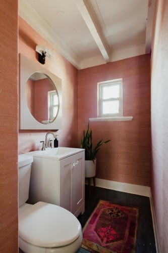 Phòng vệ sinh với không gian nhỏ, labor và gương được nhấn mạnh bằng dạng hình vuông và chữ nhật. Màu sắc cũng đã được thay đổi để tạo cảm giác mới mẻ.