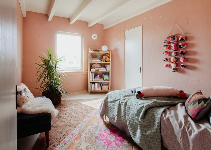 Phòng ngủ nhỏ cho trẻ em có tông màu pastel nhẹ nhàng với sự mềm mại trong trang trí tạo cảm giác dễ chịu cho con trẻ.