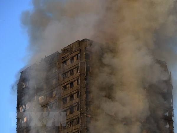 Khói bốc lên từ tòa chung cư Grenfell Tower bị cháy ở London ngày 14/6/2017 vừa qua. (Ảnh: EPA/TTXVN)