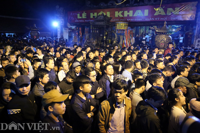 Hàng trăm du khách tập trung tại sân đền Thiên Trường để chờ mua ấn Đền Trần