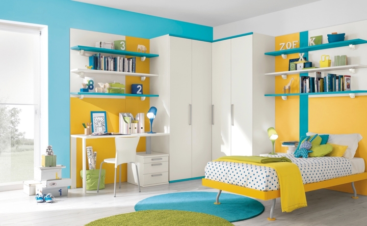 Các vật dụng có màu xanh nước biển, trắng, vàng làm nền chính cho phòng ngủ của trẻ