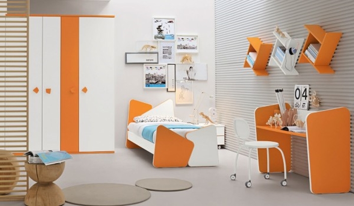 Phòng ngủ cho trẻ có đầy đủ giường, tủ treo quần áo, bàn học với sự kết hợp chủ yếu từ màu cam, trắng tạo không khí ấm áp mỗi khi bước vào căn phòng