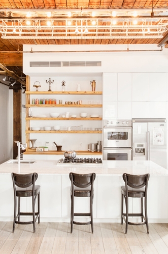 Không cần cầu kỳ đóng những tủ bếp quá dài, khu vực bếp cũng có thể sử dụng gỗ gắn tường. Ở bên dưới là chiếc tủ để có thể đựng đồ, kệ bếp nấu ăn