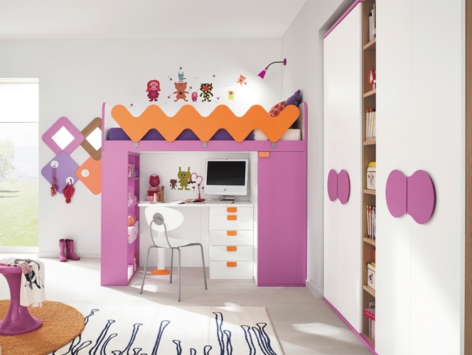 Giường ngủ kết hợp bàn học giúp tiết kiệm không gian. Màu hồng luôn được sử dụng để trang trí phòng ngủ cho các bé gái