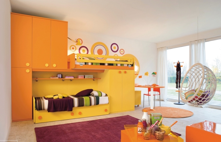  Màu cam và vàng khiến căn phòng khá sinh động