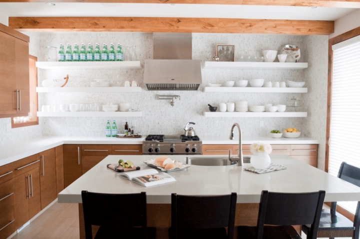 Chất liệu thạch cao màu trắng và gỗ tạo nên một không gian bếp thoáng đãng, sạch sẽ và hiện đại