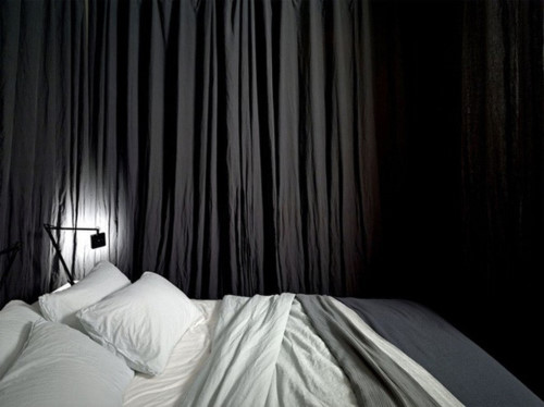 Khi đi ngủ những chiếc rèm xung quanh giường sẽ làm nhiệm vụ ngăn cách không gian