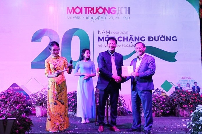 Ông Nguyễn Việt Thung, Tổng giám đốc Tập đoàn TMS đã giành chiến thắng khi tham gia đấu giá sản phẩm Mai bình tích lộc – Thuận buồm xuôi gió với mức giá 115 triệu đồng