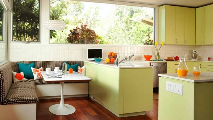 Tủ bếp có màu xanh cốm bên cạnh khung cửa sổ có thể cho các thành viên trong gia đình nhìn ra ngoài để ngắm cảnh