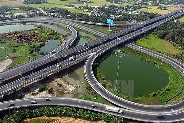 Đường cao tốc Bắc - Nam xuất phát từ Nam Định, chạy qua 13 tỉnh với điểm cuối là Vĩnh Long