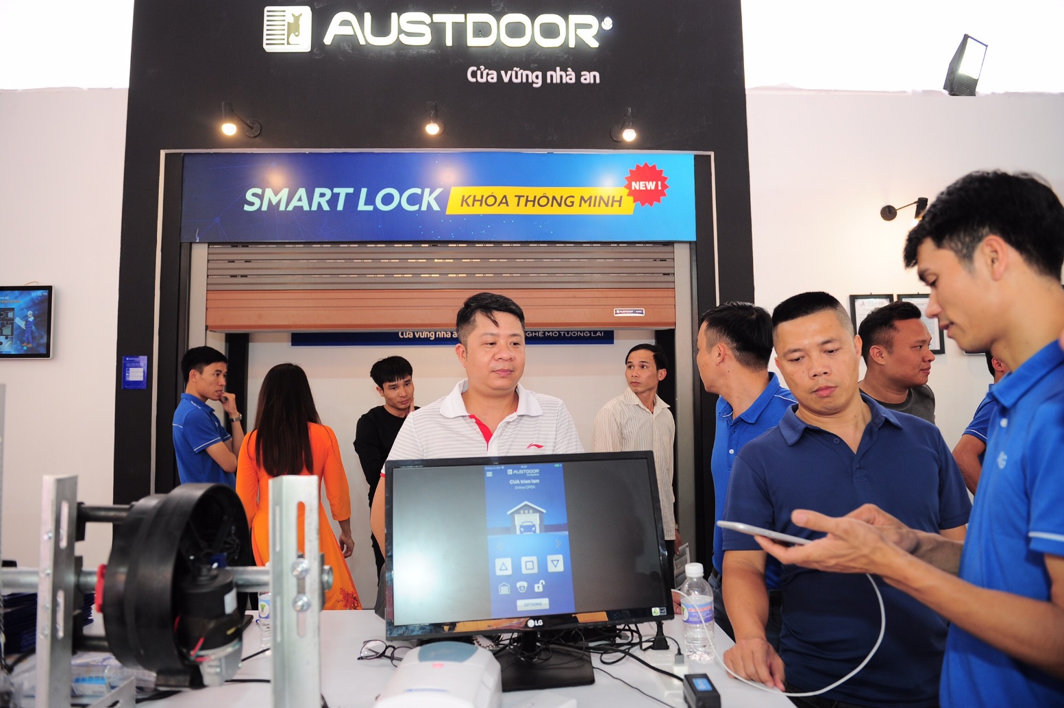 Khách hàng trực tiếp trải nghiệm Austfly - Ứng dụng tích hợp, điều khiển cửa qua smart-phone và Smart Lock - Khóa thông minh chống trộm mới lần đầu tiên trưng bày trên thị trường Việt Nam
