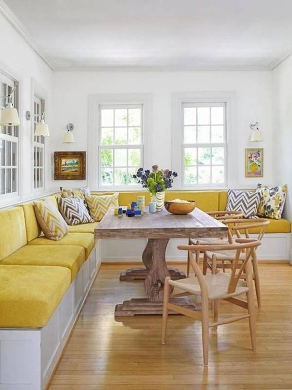 Ghế liền tường màu vàng giúp không gian phòng khách vừa rộng rãi vừa nổi bật.
