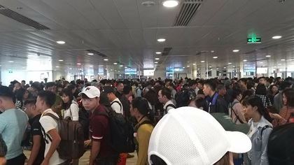 Sân bay Tân Sơn Nhất hiện đang quá tải cả dưới đất lẫn trên trời