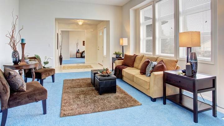 Không gian phòng khách như nối dài hơn với thảm trải lông đơn sắc