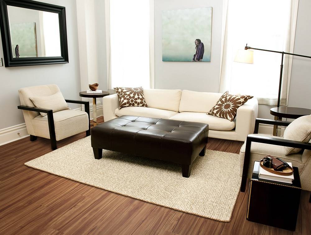 Phòng khách đồng điệu hơn với thảm trải đơn sắc cùng tông màu với sofa