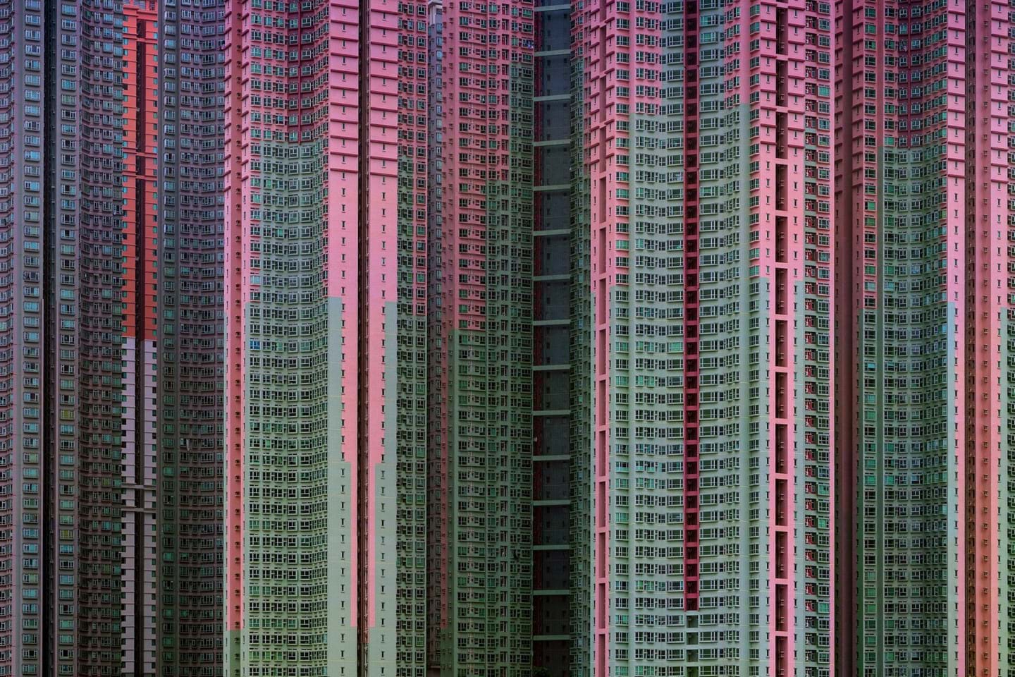 Hong Kong có khoảng 1,7 triệu căn hộ bao gồm cả những khu chung cư cũ và trong các dự án xây mới. Ảnh: Michael Wolf