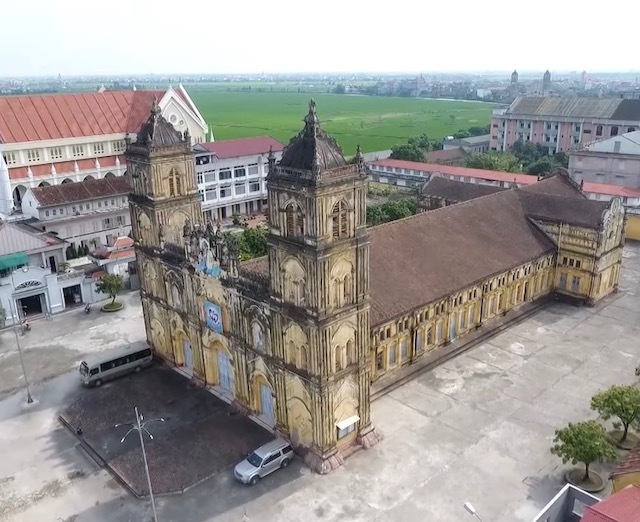Nhà thờ Bùi Chu được xây dựng vào cuối thế kỷ XIX, khánh thành vào năm 1885, dài 78m, rộng 27m, cao 15m