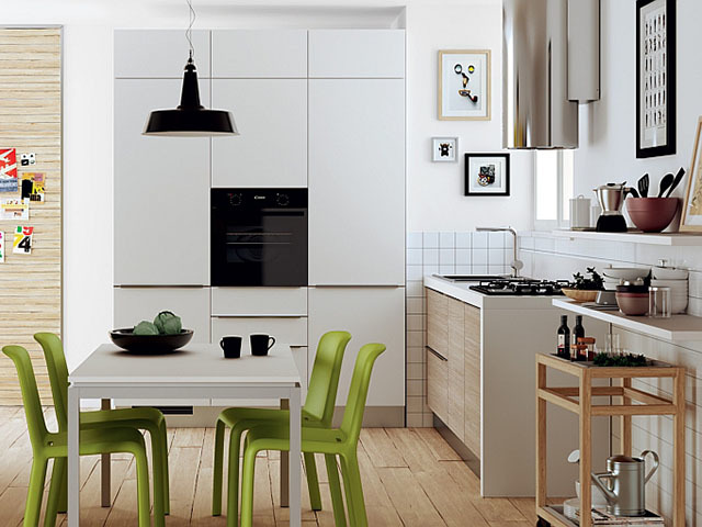 Phòng bếp này có diện tích khá nhỏ hẹp, được thiết kế với màu trắng chủ đạo, nhấn nhá bằng một vài chiếc ghế nhỏ xinh màu xanh tươi sáng. Thiết kế như thổi một làn gió mới vào trong phòng bếp vốn dĩ nóng bức từ các hoạt động nấu nướng. \
