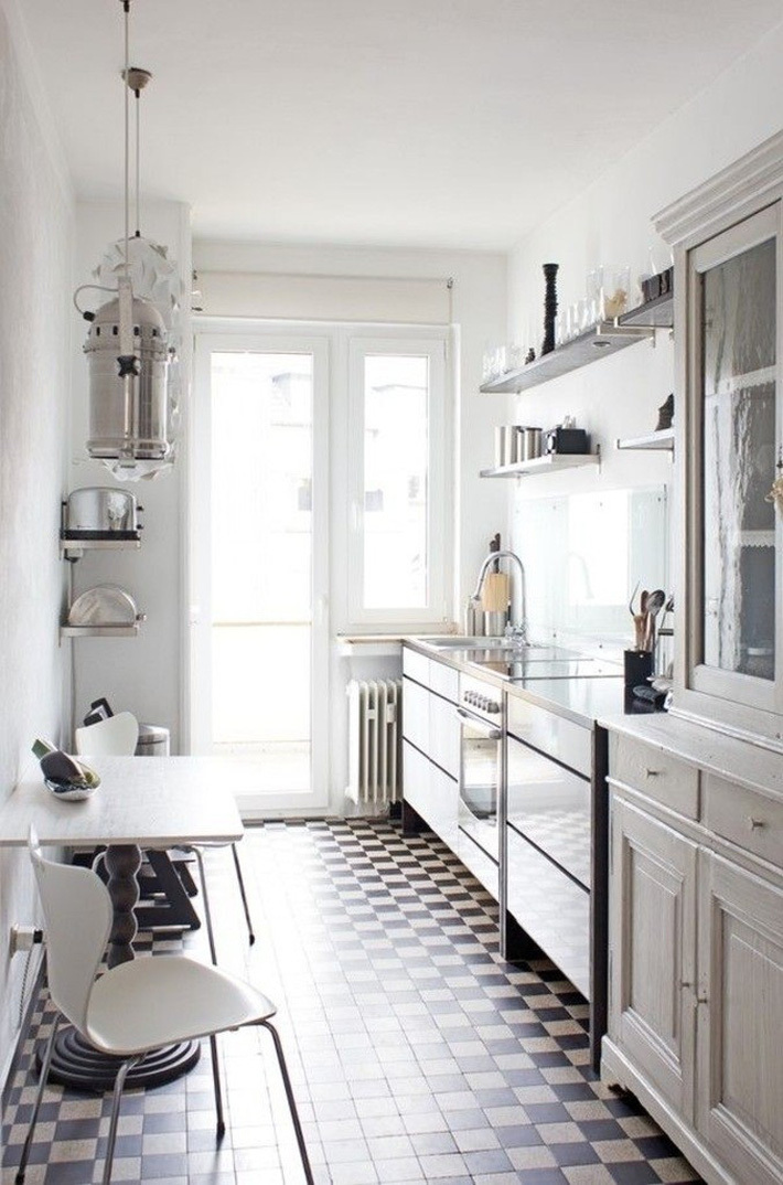 Phòng bếp mang phong cách vintage này chỉ sử dụng 2 màu đen - trắng cơ bản nhưng ấn tượng. Hệ tủ bếp chữ I vừa dễ thao tác khi nấu nướng, vừa cho phép gia chủ tận dụng không gian còn lại để làm khu bàn ăn.