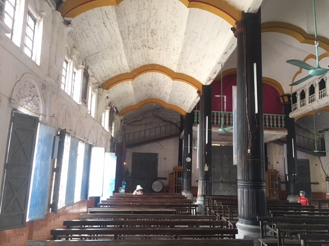 Trần nhà thờ chủ yếu làm bằng vật liệu địa phương trong đó có dùng vôi rơm tạo những vòm cong thoáng nhẹ