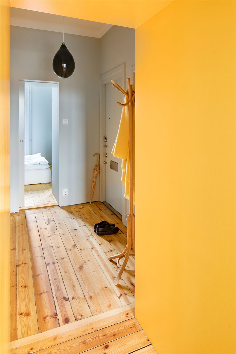 Các bức tường hành lang màu vàng ấm áp phát ra năng lượng trẻ trung khỏe khoắn.