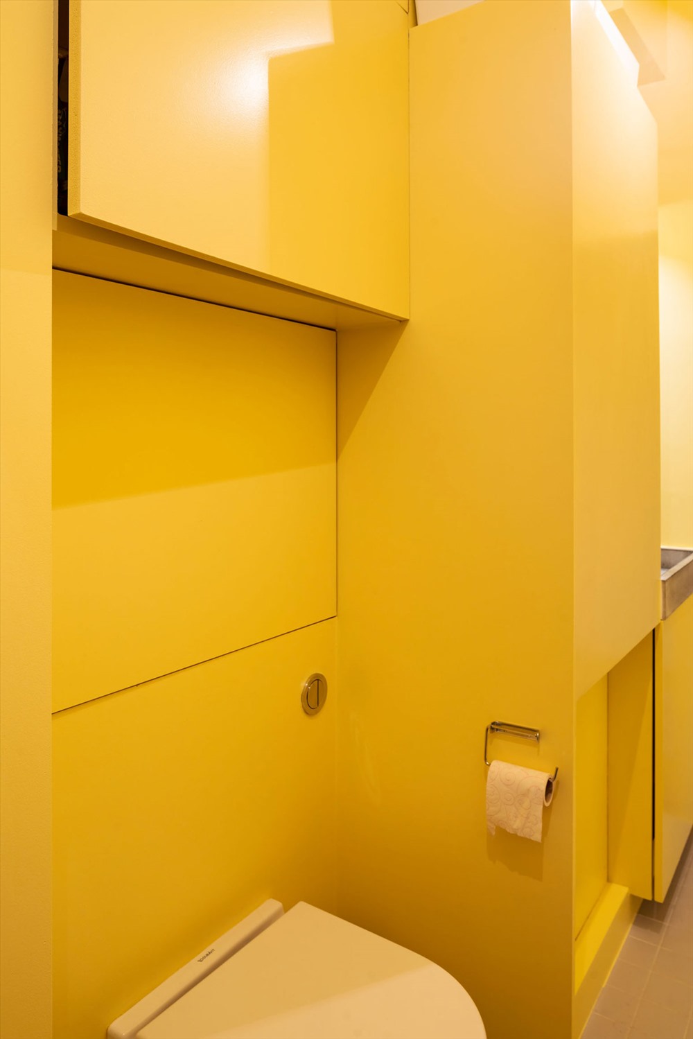 Màu vàng cũng được lựa chọn để trang trí nhà vệ sinh và nhà tắm hiện đại.