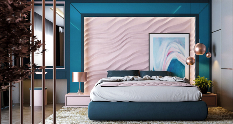 Phòng ngủ mang phong cách hiện đại vì có bức tường màu hồng và xanh nổi vân như những viền cát gợn sóng. Ánh đèn ngủ rọi xuống tạo nên không gian lãng mạn cho căn phòng.