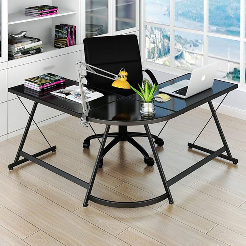 Chiếc bàn màu đen bóng rất phù hợp với giới văn phòng và mang phong cách hiện đại