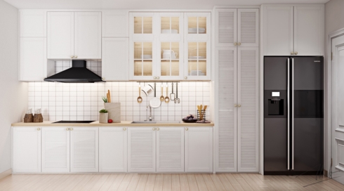 Sự khác lạ của tủ bếp màu trắng này là có thêm cánh cửa tủ được chia thành những viền nhỏ và có thêm ô cửa kính ở tầng trên