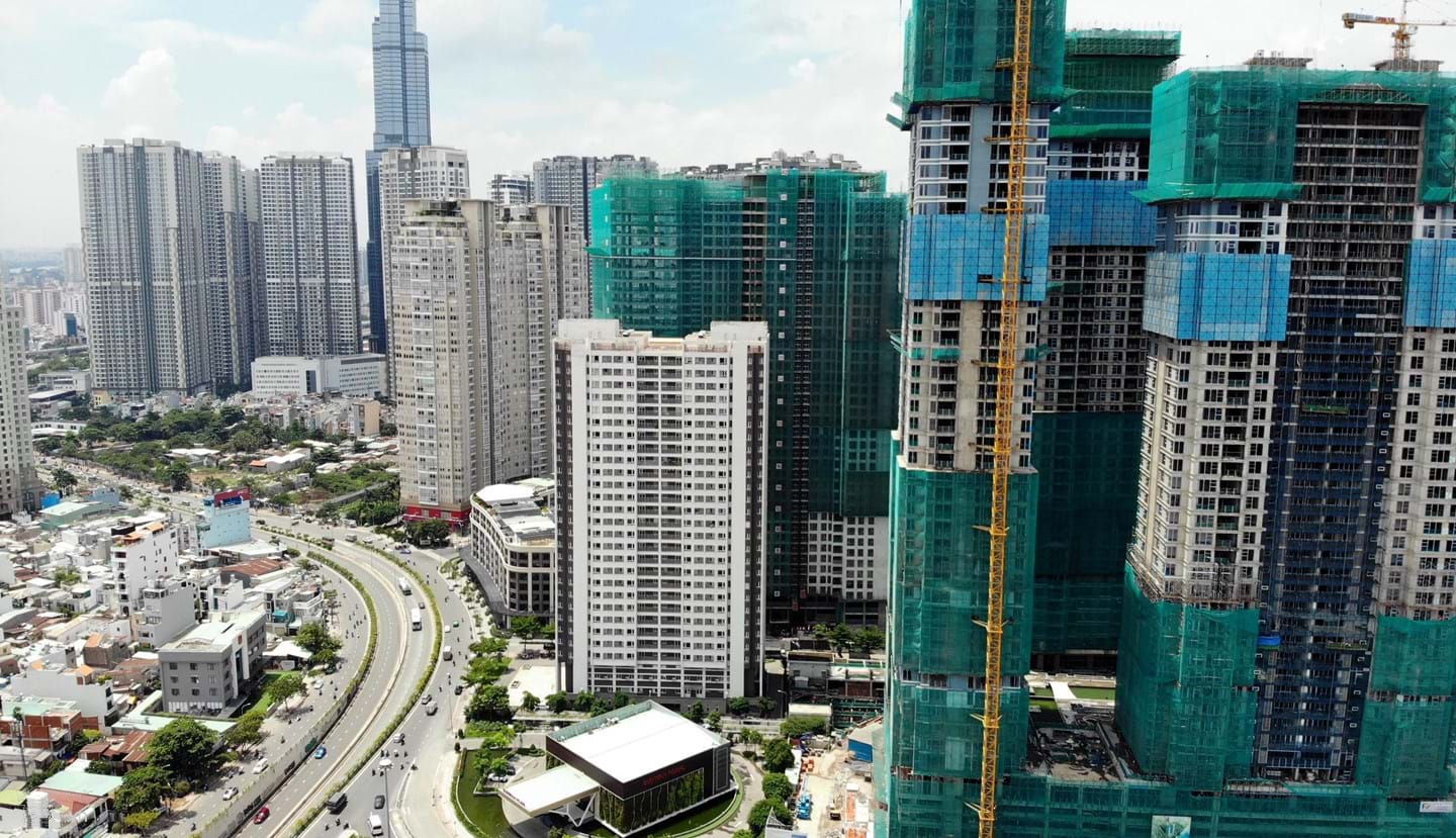 TP.HCM và Hà Nội cũng đang phải "gồng mình" trước việc cấp phép xây dựng các toà nhà cao tầng một cách dồn nén. Ảnh: Quỳnh Danh